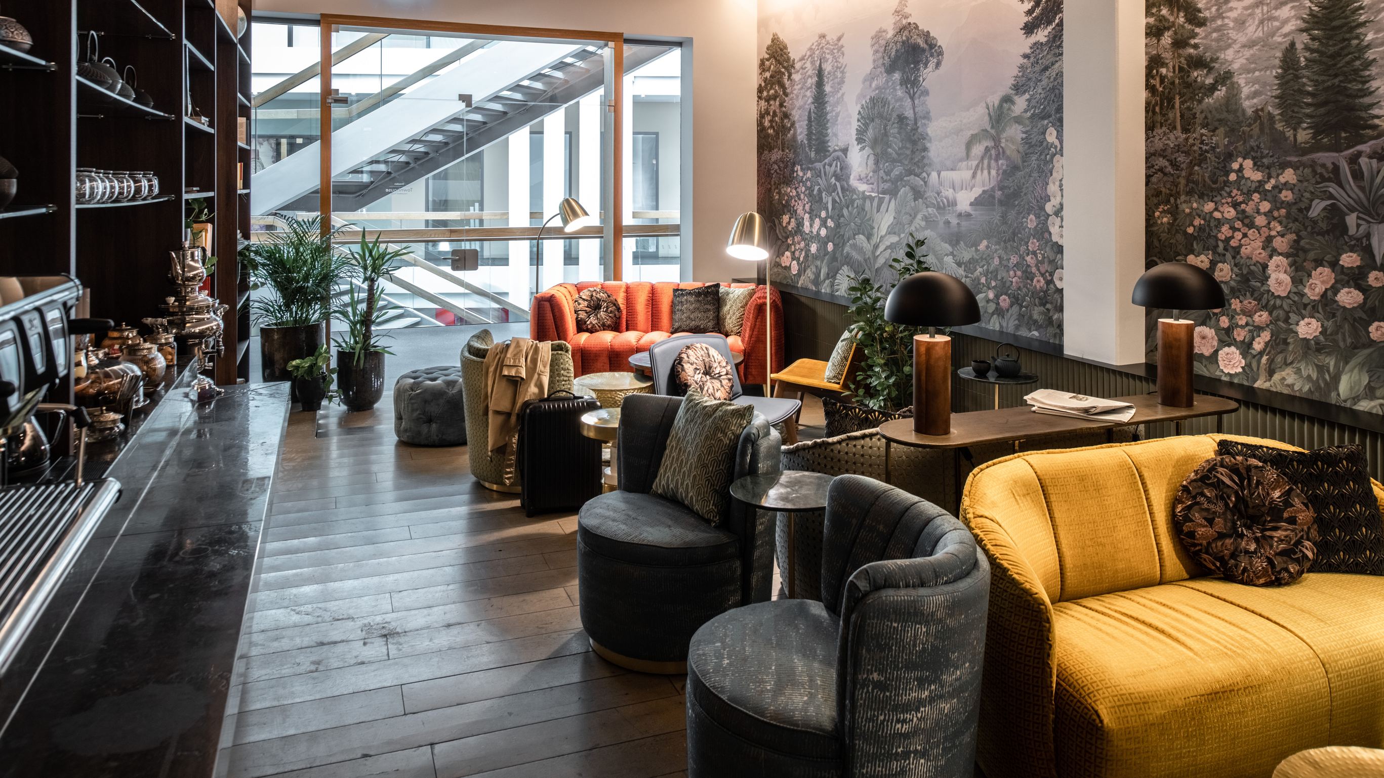 Gemütlicher Lounge-Bereich mit bequemen Sesseln und Sofas in warmen Farben, stimmungsvolle Beleuchtung und Wandbilder mit Naturmotiven, ideal zum Entspannen und Verweilen. Gemütlicher Lounge-Bereich mit bequemen Sesseln und Sofas in warmen Farben, stimmungsvolle Beleuchtung und Wandbilder mit Naturmotiven, ideal zum Entspannen und Verweilen.