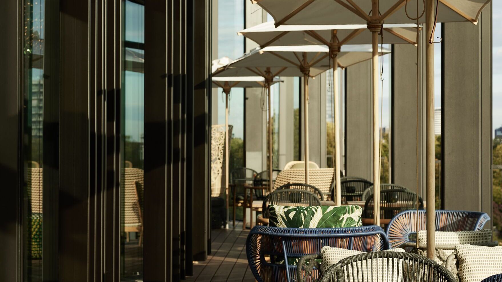 Designhotel Düsseldorf KöBogen The Cloud One Terrasse mit Sitzgelegenheiten und Sonnenschirmen
