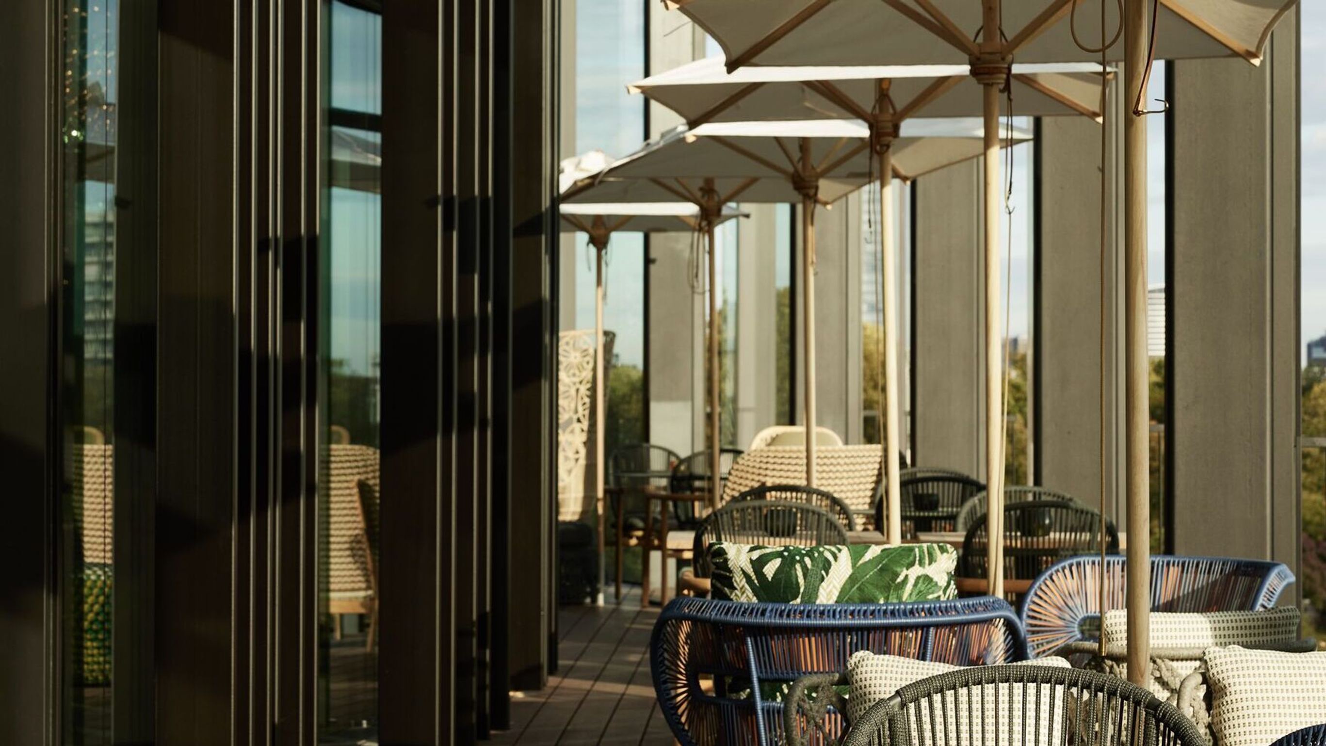 Designhotel Düsseldorf KöBogen The Cloud One Terrasse mit Sitzgelegenheiten und Sonnenschirmen Designhotel Düsseldorf KöBogen The Cloud One Terrasse mit Sitzgelegenheiten und Sonnenschirmen