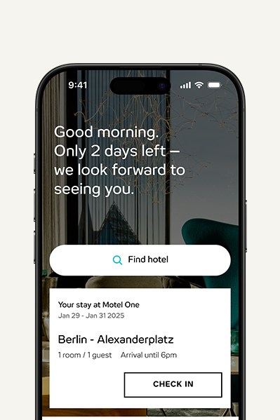 Smartphone-Bildschirm zeigt Hotel-Check-in-App mit Begrüßung, Countdown „Nur noch 2 Tage“ und Details zur Buchung eines Zimmers in Berlin-Alexanderplatz, inklusive Suchfeld und Check-in-Button. Smartphone-Bildschirm zeigt Hotel-Check-in-App mit Begrüßung, Countdown „Nur noch 2 Tage“ und Details zur Buchung eines Zimmers in Berlin-Alexanderplatz, inklusive Suchfeld und Check-in-Button.
