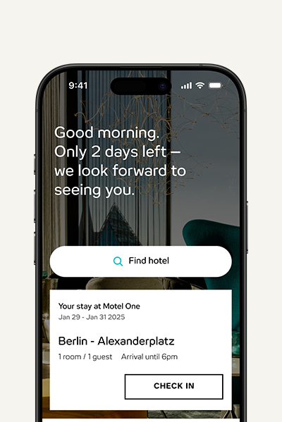 Smartphone-Bildschirm zeigt Hotel-Check-in-App mit Begrüßung, Countdown „Nur noch 2 Tage“ und Details zur Buchung eines Zimmers in Berlin-Alexanderplatz, inklusive Suchfeld und Check-in-Button.