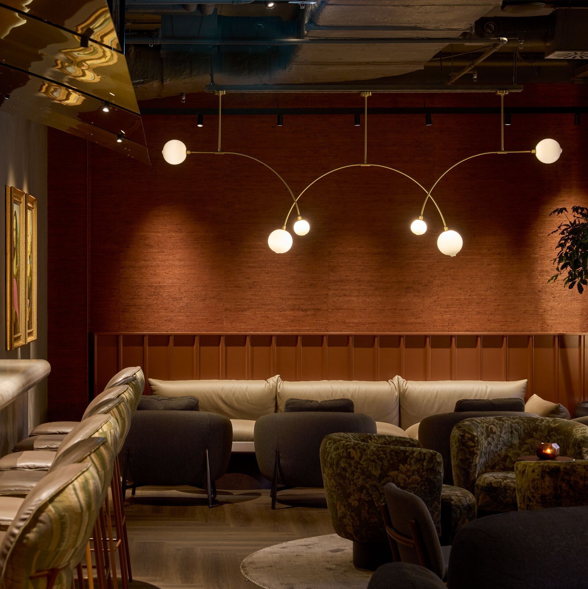 Hotel Frankfurt Metropolitan The Cloud One gemütliche Hotelbar mit stilvollen Ledersesseln und Sofas, warmem Licht und moderner Dekoration, ideal für entspannte Abende und gesellige Treffen.