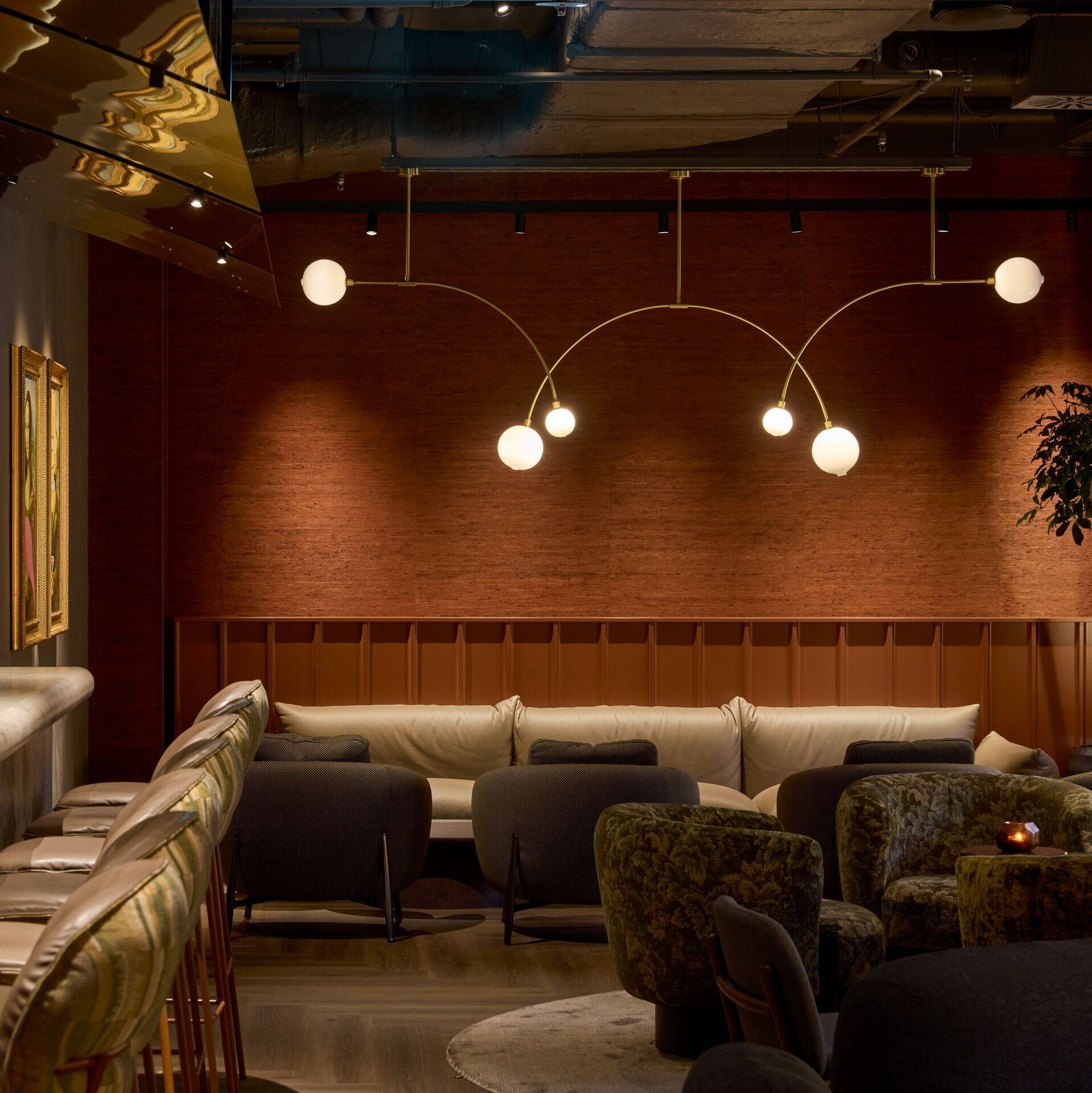 Hotel Frankfurt Metropolitan The Cloud One gemütliche Hotelbar mit stilvollen Ledersesseln und Sofas, warmem Licht und moderner Dekoration, ideal für entspannte Abende und gesellige Treffen.