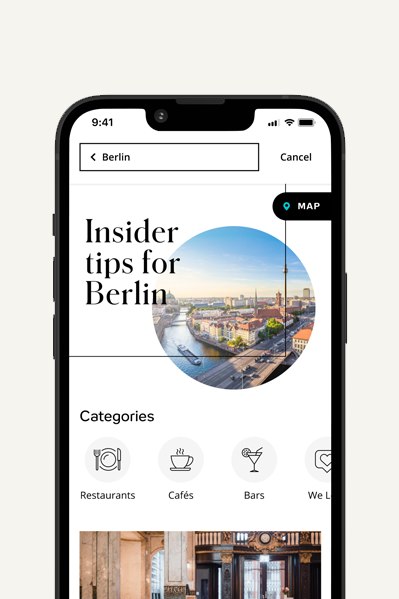 Smartphone-Bildschirm zeigt eine App mit Insider-Tipps für Berlin, darunter Kategorien wie Restaurants, Cafés und Bars, ergänzt durch ein Stadtpanorama von Berlin mit dem Fernsehturm am Horizont. Smartphone-Bildschirm zeigt eine App mit Insider-Tipps für Berlin, darunter Kategorien wie Restaurants, Cafés und Bars, ergänzt durch ein Stadtpanorama von Berlin mit dem Fernsehturm am Horizont.