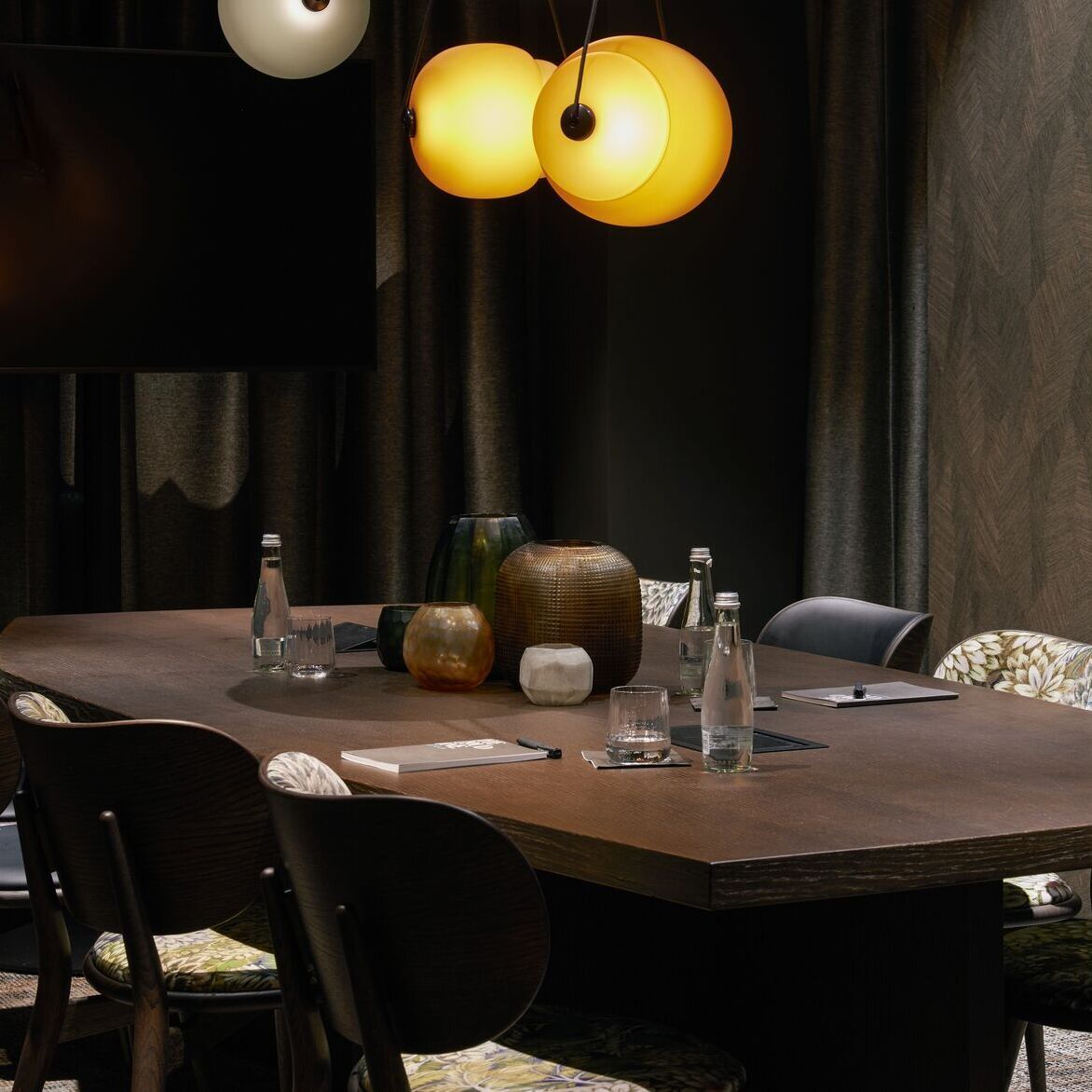 Hotel Danzig The Cloud One Meetingraum mit großem Tisch und acht Stühlen