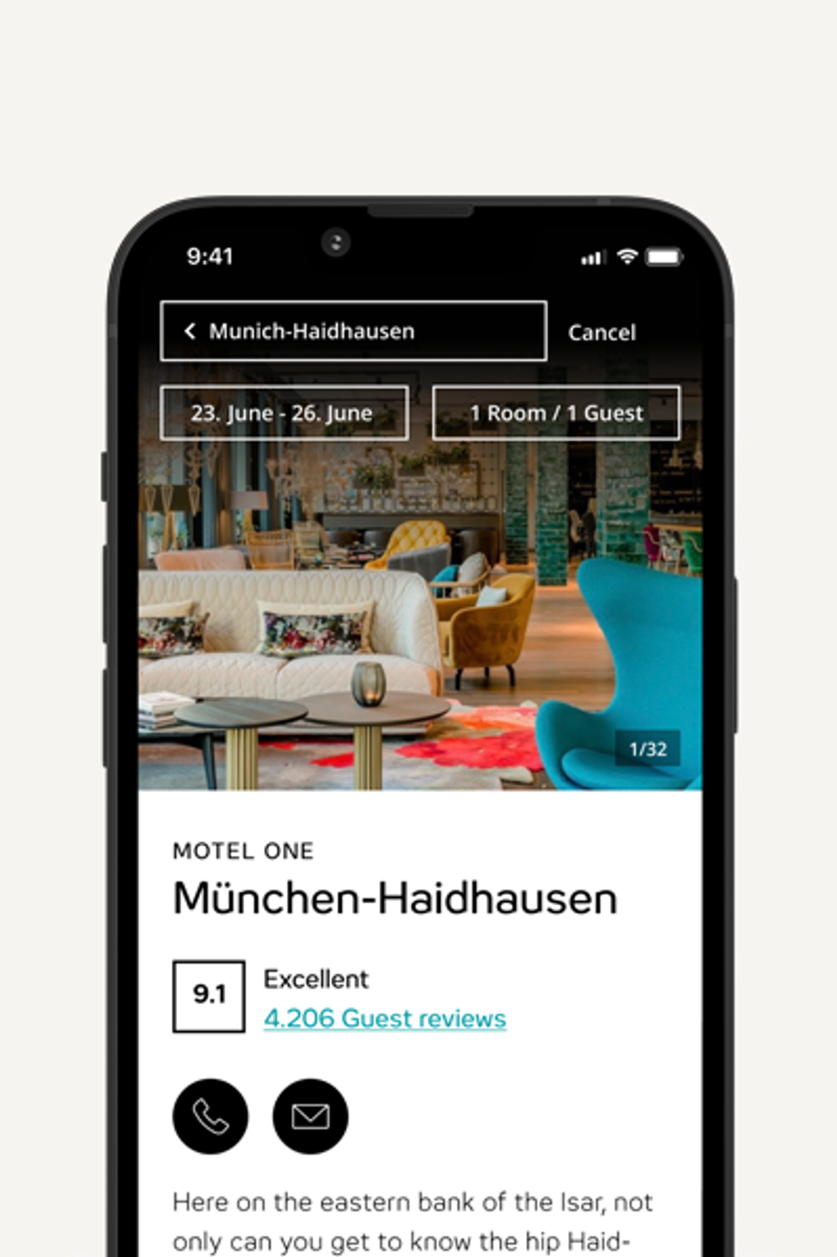 Smartphone-Display zeigt Buchungsseite für Motel One München-Haidhausen mit Daten, Gästeanzahl, Hotelbewertung 9.1 und Kontaktoptionen. Hintergrundbild zeigt gemütliche Hotel-Lounge mit Sitzmöbeln.