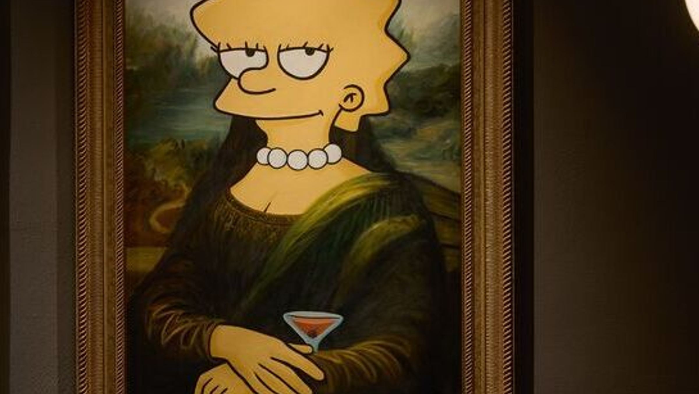 Zwei humorvolle Gemälde an der Wand: Links die Mona Lisa mit einem pinken Flamingo in den Armen, rechts Lisa Simpson in der Pose der Mona Lisa, mit einem Cocktailglas in der Hand. Beide Bilder verbinden klassische Kunst mit moderner Popkultur. Zwei humorvolle Gemälde an der Wand: Links die Mona Lisa mit einem pinken Flamingo in den Armen, rechts Lisa Simpson in der Pose der Mona Lisa, mit einem Cocktailglas in der Hand. Beide Bilder verbinden klassische Kunst mit moderner Popkultur.