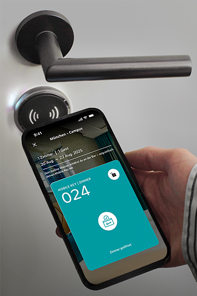 Hand hält Smartphone mit digitalem Zimmerschlüssel vor modernen Hotelzimmertürgriff zur berührungslosen Türöffnung. Hand hält Smartphone mit digitalem Zimmerschlüssel vor modernen Hotelzimmertürgriff zur berührungslosen Türöffnung.
