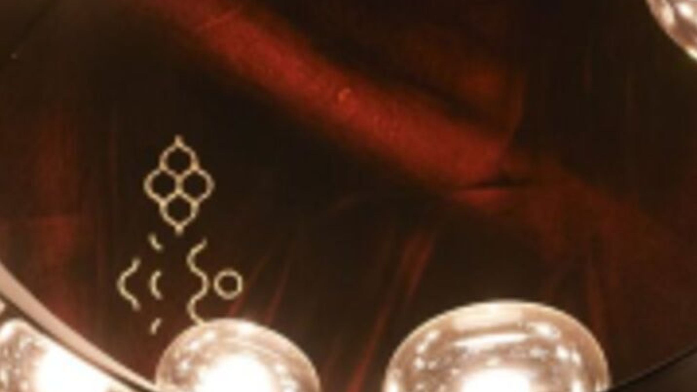 designhotel Gdansk The Cloud One close-up of several lamps against a dark red background designhotel Gdansk The Cloud One close-up of several lamps against a dark red background