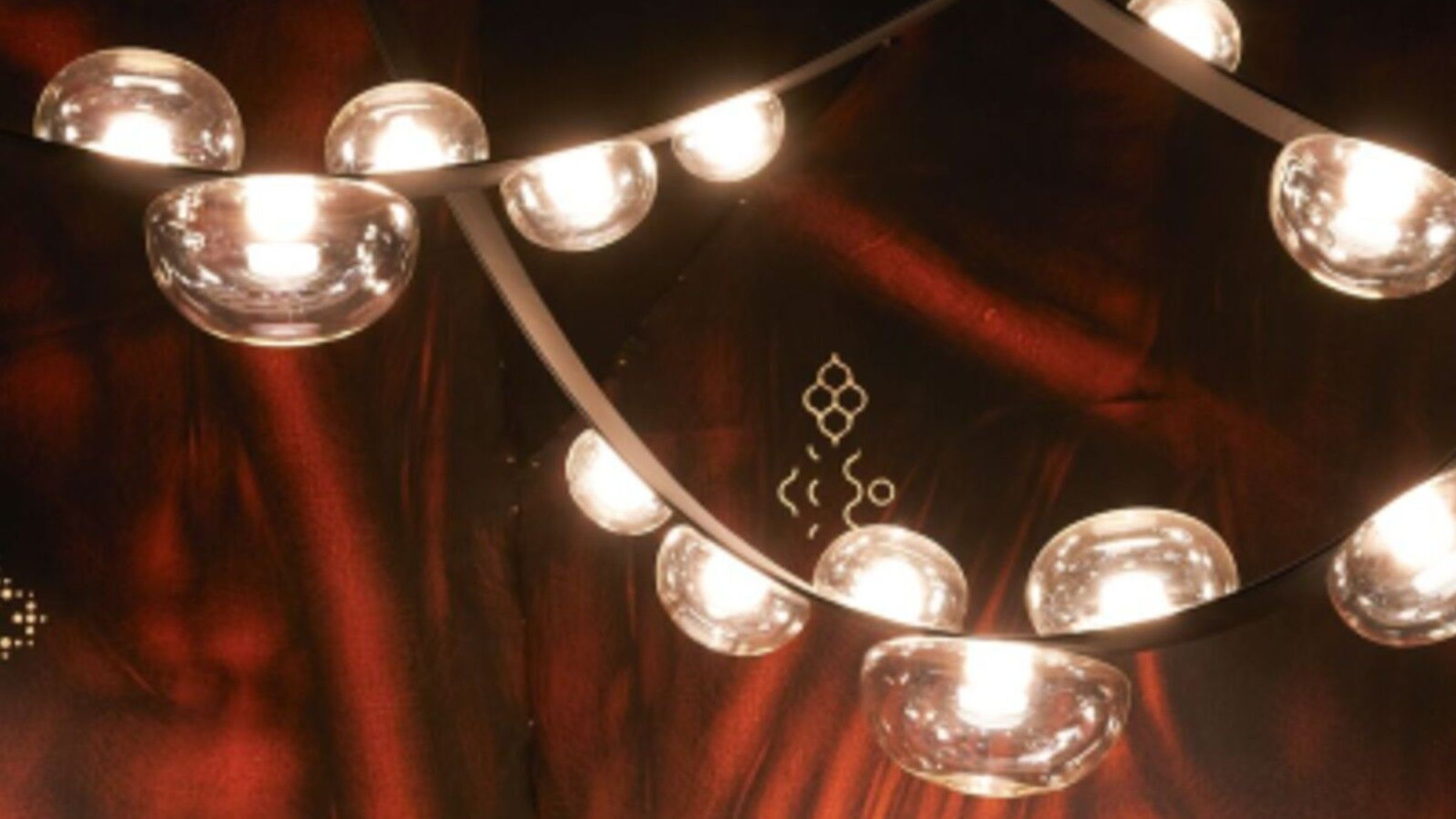 designhotel Gdansk The Cloud One close-up of several lamps against a dark red background