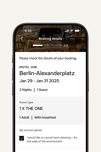 Anzeige der Buchungsdetails für Motel One Berlin-Alexanderplatz, Aufenthalt vom 29. bis 31. Januar 2025, 2 Nächte, 1 Gast, Zimmerkategorie „THE ONE“ mit Frühstück. Option zur Umweltfreundlichen Stornierung der Zimmerreinigung ausgewählt.