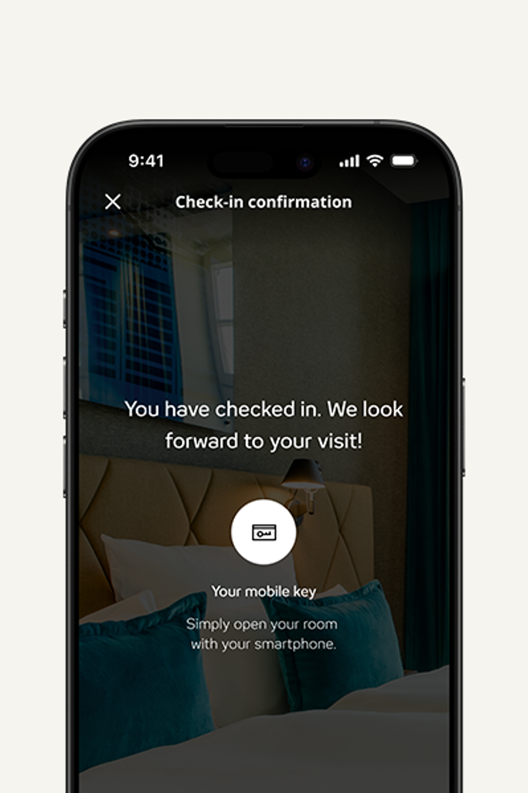 Bestätigung der Online-Anreise: Die Nachricht informiert, dass der Check-in erfolgreich war und begrüßt den Gast. Der mobile Zimmerschlüssel kann bequem mit dem Smartphone geöffnet werden.