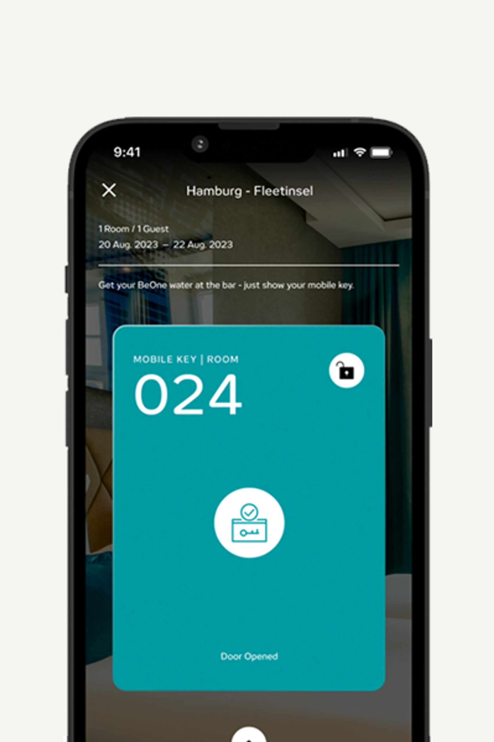 Smartphone zeigt digitale Zimmerschlüsselkarte für Zimmer 024 im Hotel Hamburg - Fleetinsel, bestätigt durch „Tür geöffnet“-Anzeige. Datum und Gastanzahl sind oben sichtbar.