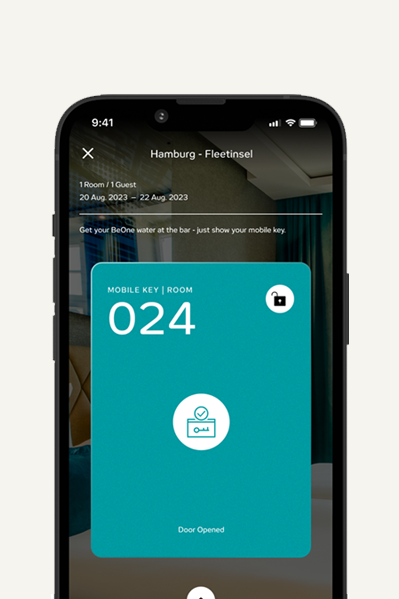 Smartphone zeigt digitale Zimmerschlüsselkarte für Zimmer 024 im Hotel Hamburg - Fleetinsel, bestätigt durch „Tür geöffnet“-Anzeige. Datum und Gastanzahl sind oben sichtbar. Smartphone zeigt digitale Zimmerschlüsselkarte für Zimmer 024 im Hotel Hamburg - Fleetinsel, bestätigt durch „Tür geöffnet“-Anzeige. Datum und Gastanzahl sind oben sichtbar.