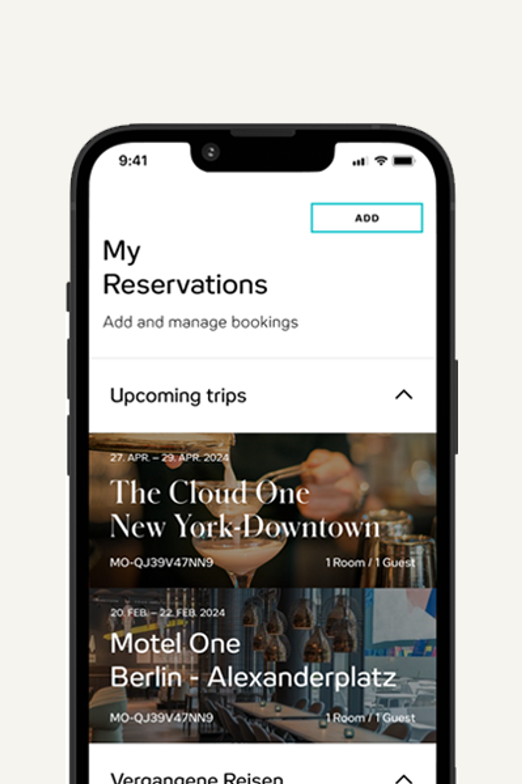 Smartphone-Bildschirm zeigt Buchungsübersicht mit bevorstehenden Hotelreservierungen in New York und Berlin, inklusive Daten, Hotelnamen und Zimmerdetails.
