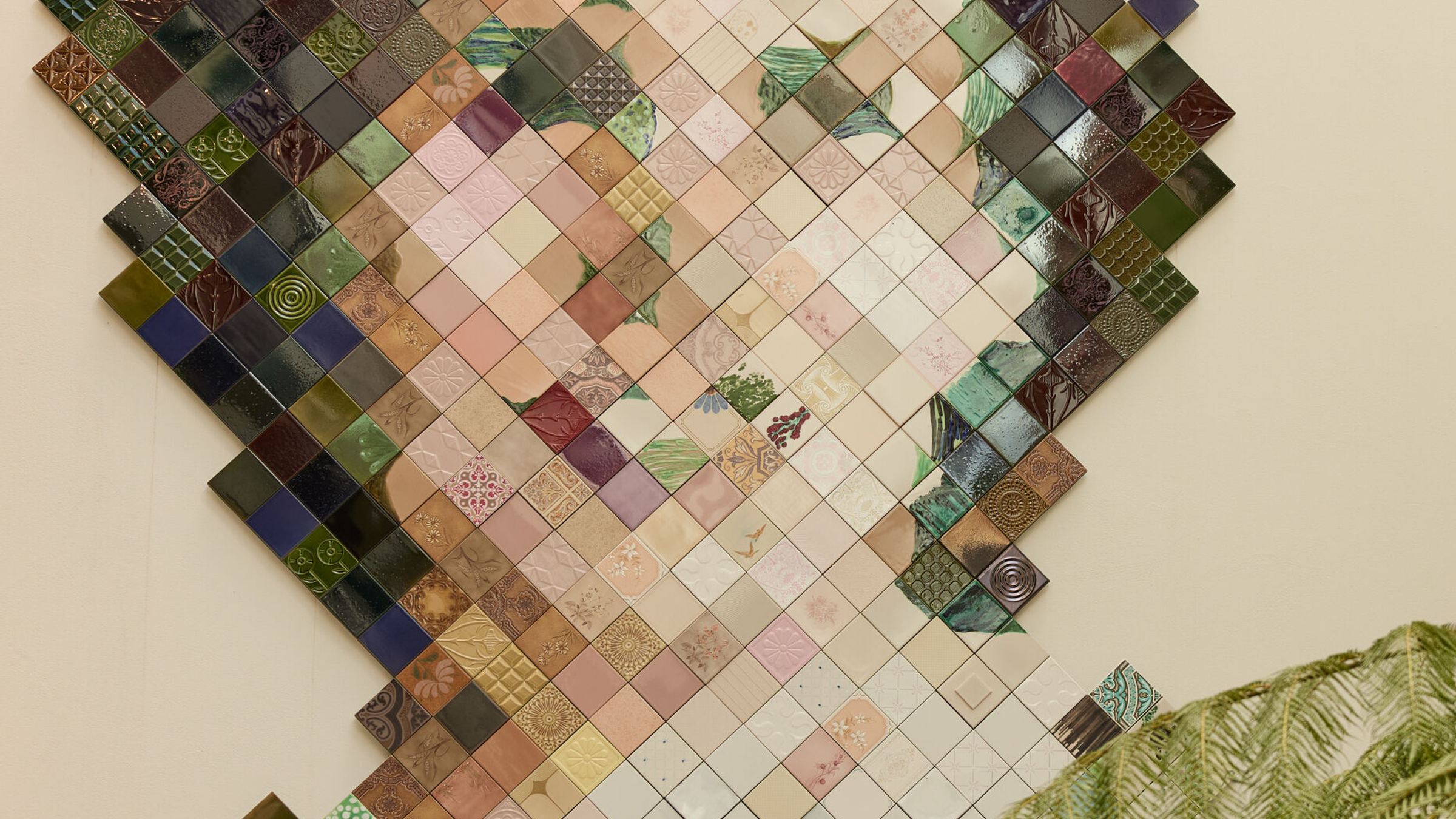 Hotel Lissabon The Cloud One Mosaikkunstwerk einer Frau mit dunklen Haaren an einer hellen Wand, umgeben von grünen Pflanzen und Farnen. Hotel Lissabon The Cloud One Mosaikkunstwerk einer Frau mit dunklen Haaren an einer hellen Wand, umgeben von grünen Pflanzen und Farnen.