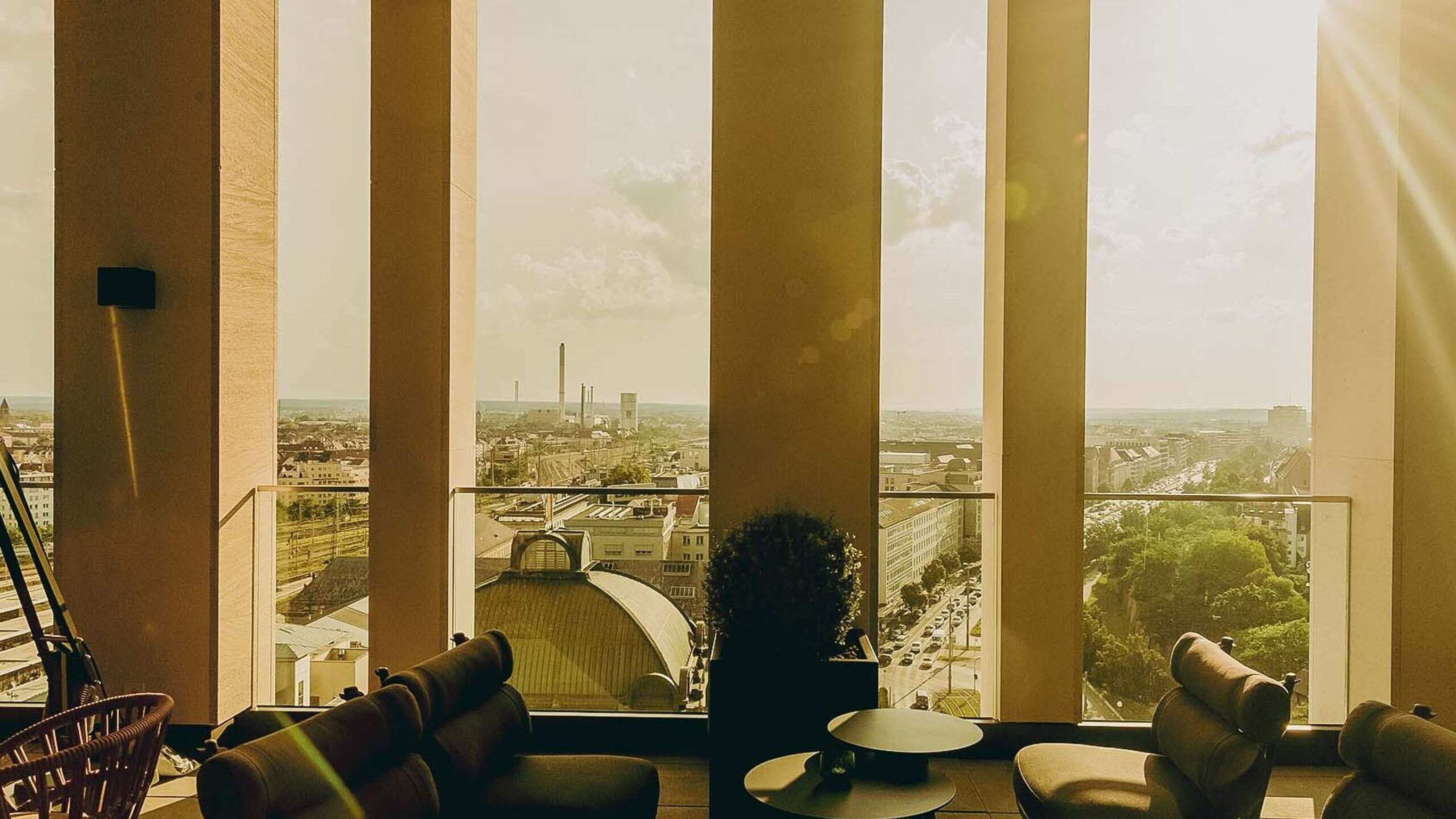Designhotel Nürnberg The Cloud One lichtdurchflutete Lounge mit bodentiefen Fenstern Designhotel Nürnberg The Cloud One lichtdurchflutete Lounge mit bodentiefen Fenstern