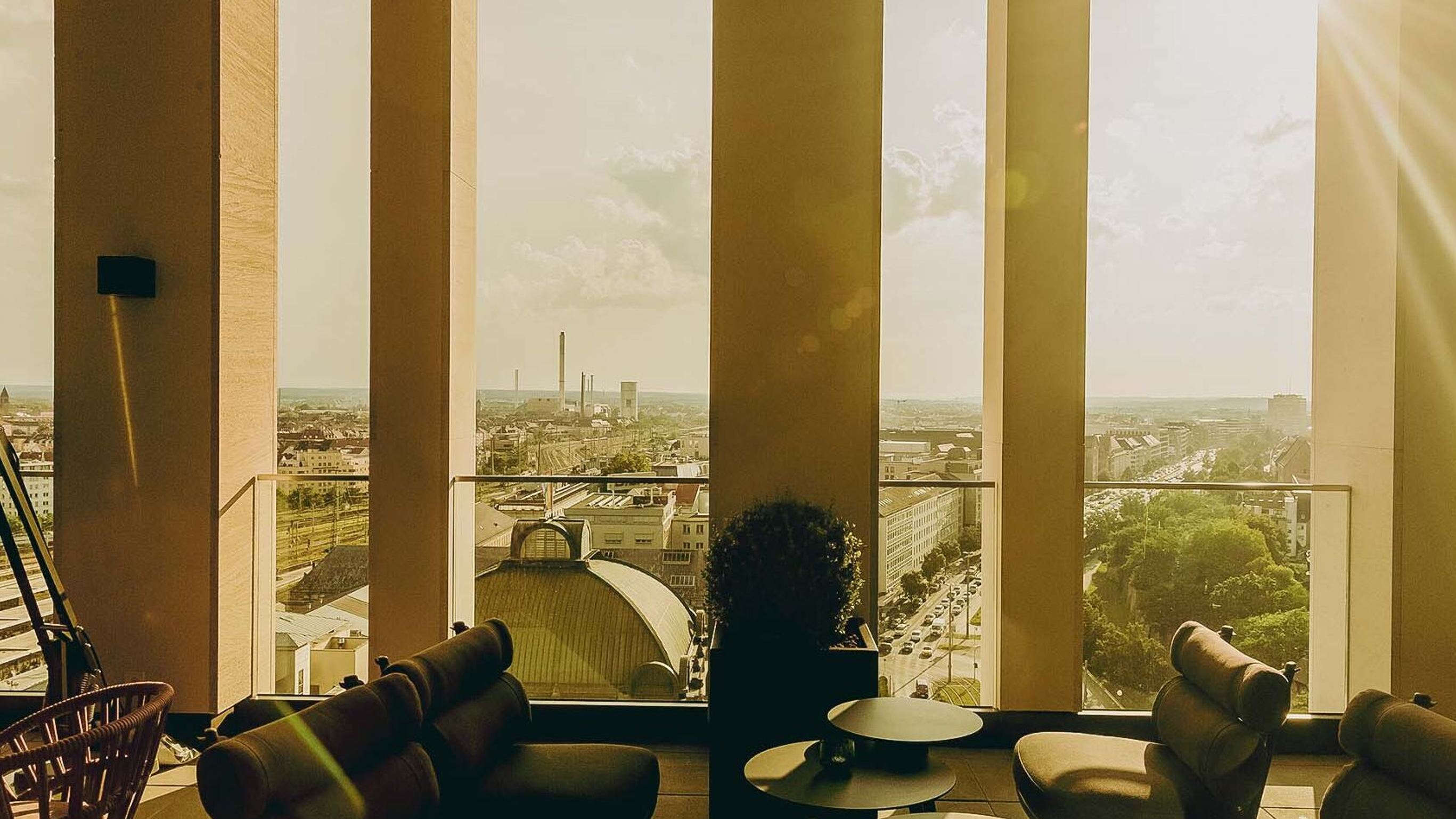 Designhotel Nürnberg The Cloud One lichtdurchflutete Lounge mit bodentiefen Fenstern