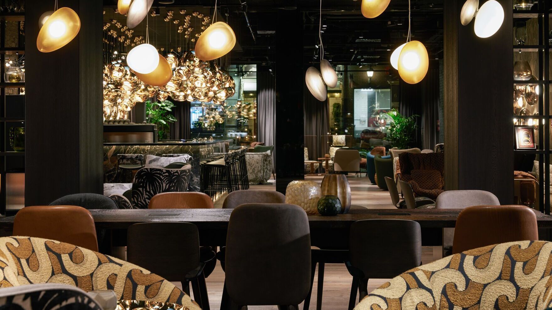 Designhotel Danzig The Cloud One Lounge und Bar mit Sesseln, Sofas, Barhockern und bodentiefe Fenster im Hintergrund