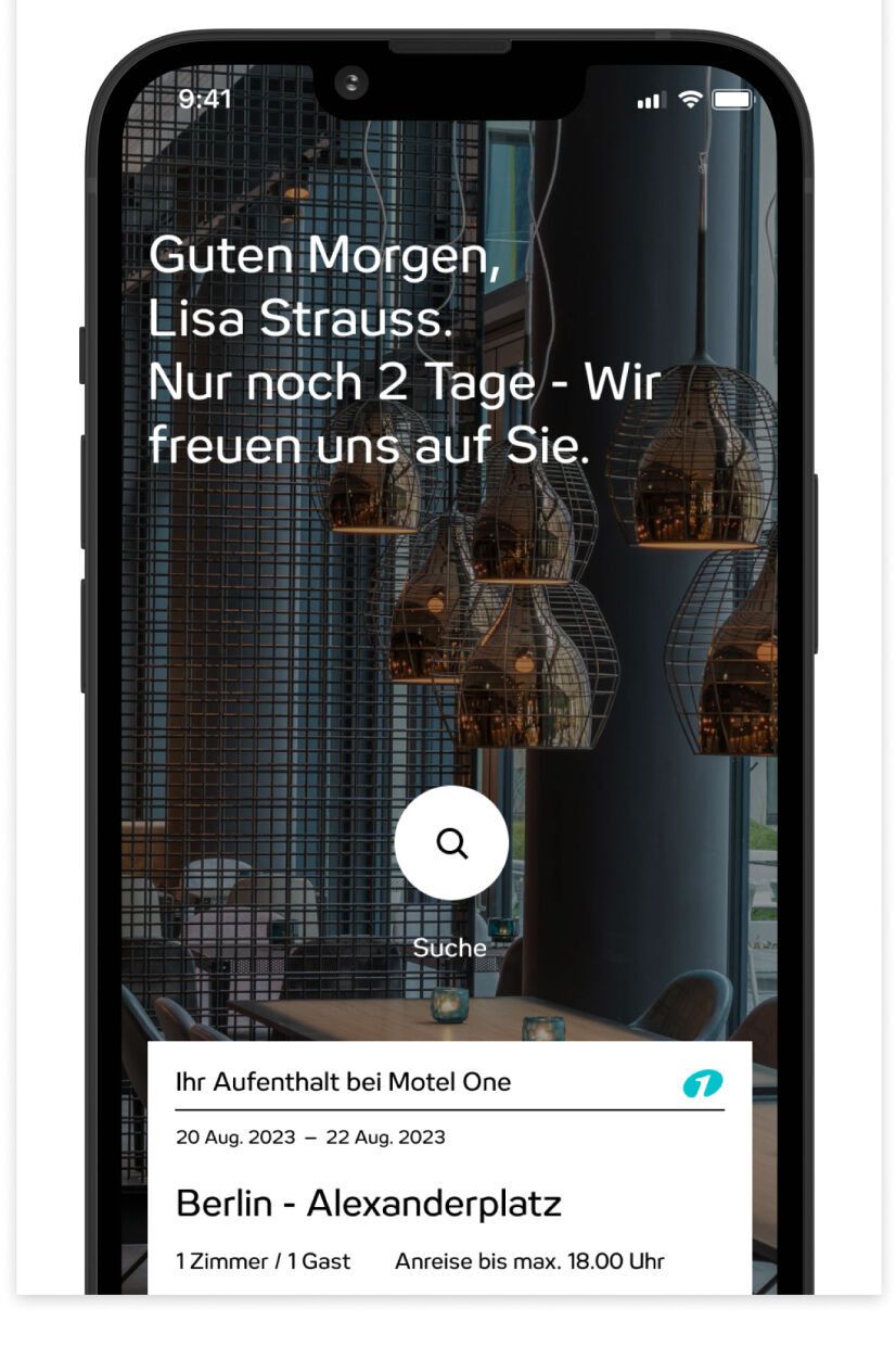 Text auf Bildschirm eines Smartphones informiert über Online-Check-in, der ab zwei Tagen vor Anreise möglich ist, um Zeit zu sparen. Begrüßung mit Namen und Hinweis auf bevorstehenden Aufenthalt im Hotel.