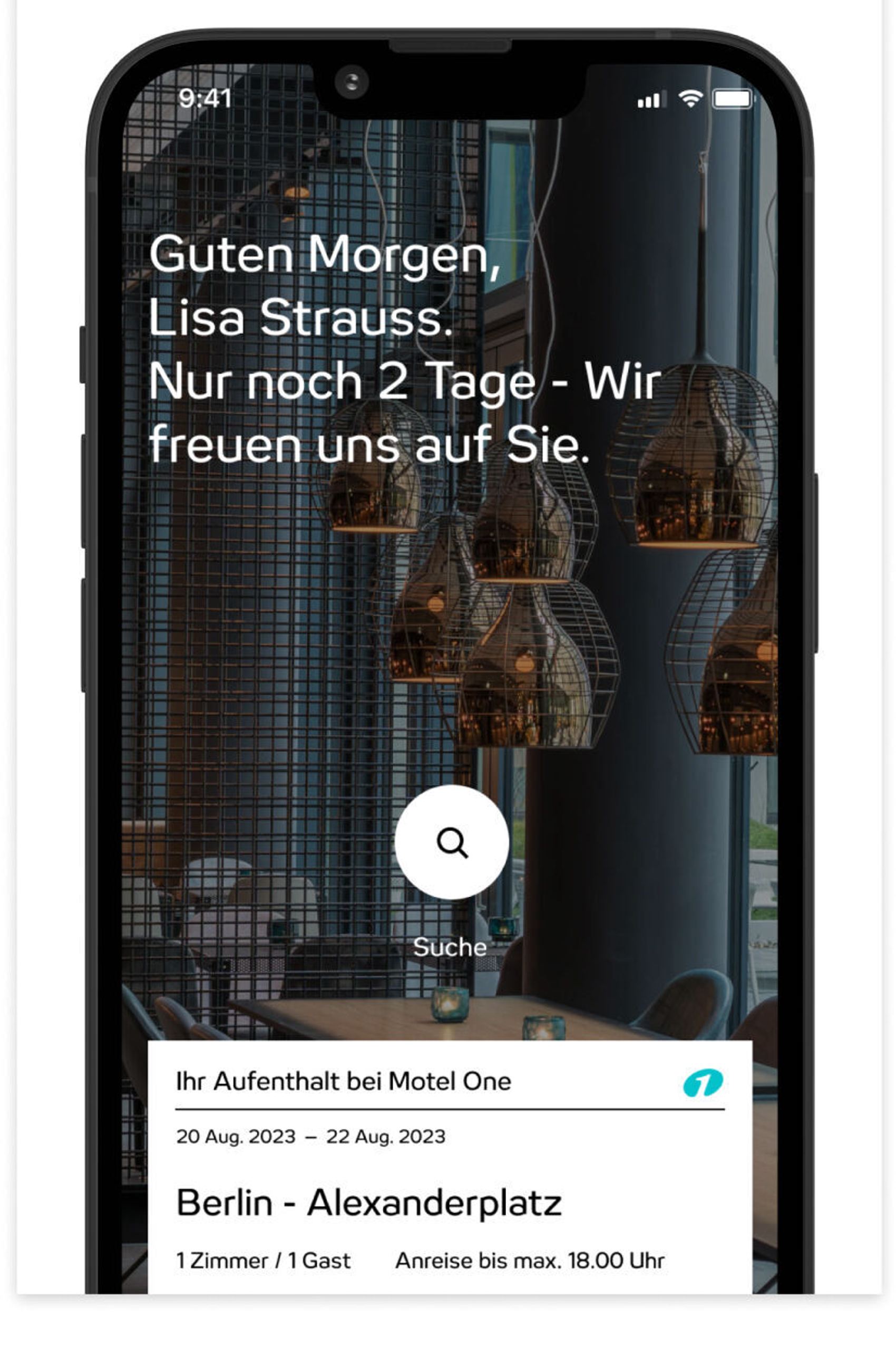 Text auf Bildschirm eines Smartphones informiert über Online-Check-in, der ab zwei Tagen vor Anreise möglich ist, um Zeit zu sparen. Begrüßung mit Namen und Hinweis auf bevorstehenden Aufenthalt im Hotel.