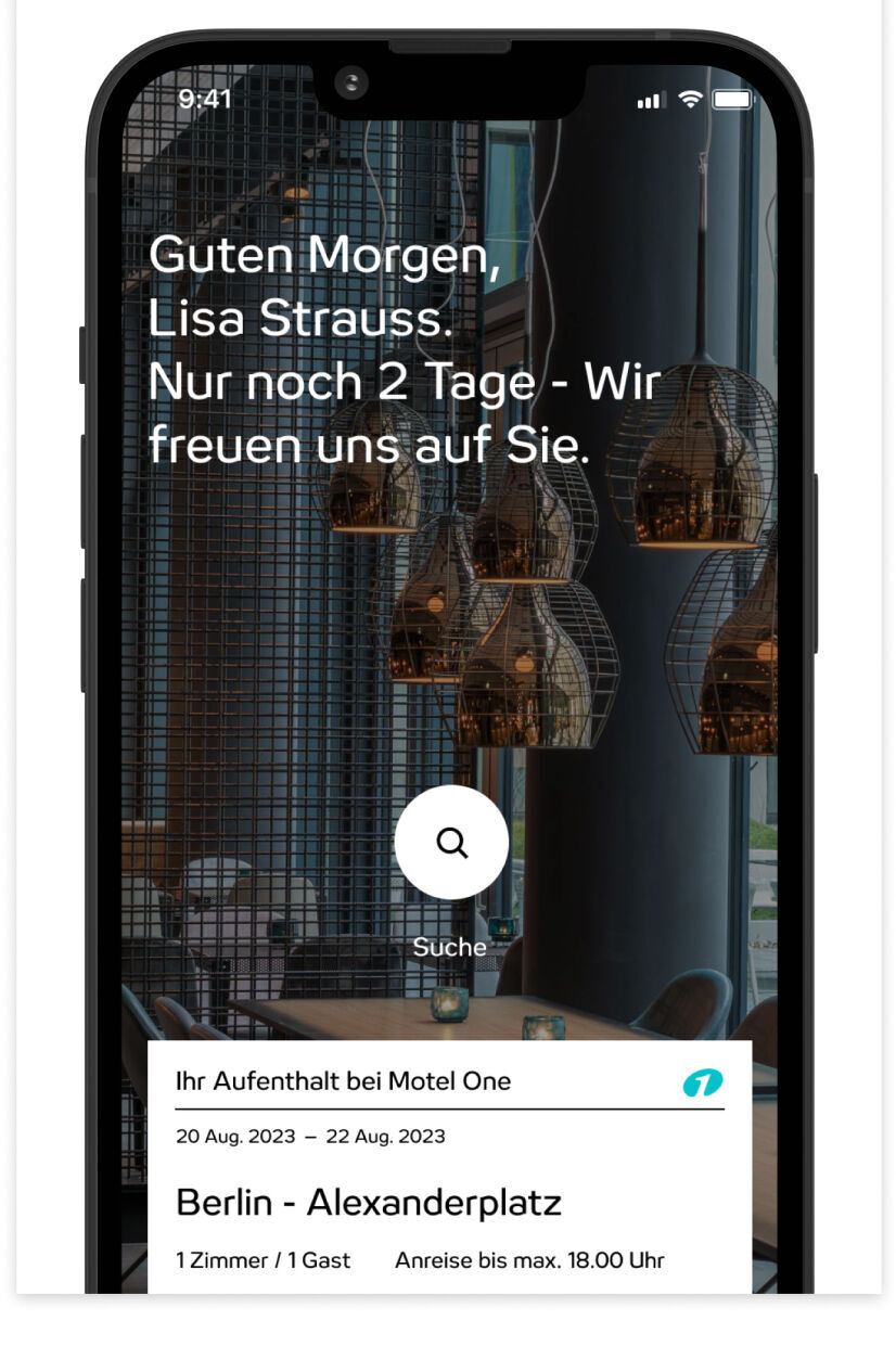 Text auf Bildschirm eines Smartphones informiert über Online-Check-in, der ab zwei Tagen vor Anreise möglich ist, um Zeit zu sparen. Begrüßung mit Namen und Hinweis auf bevorstehenden Aufenthalt im Hotel. Text auf Bildschirm eines Smartphones informiert über Online-Check-in, der ab zwei Tagen vor Anreise möglich ist, um Zeit zu sparen. Begrüßung mit Namen und Hinweis auf bevorstehenden Aufenthalt im Hotel.