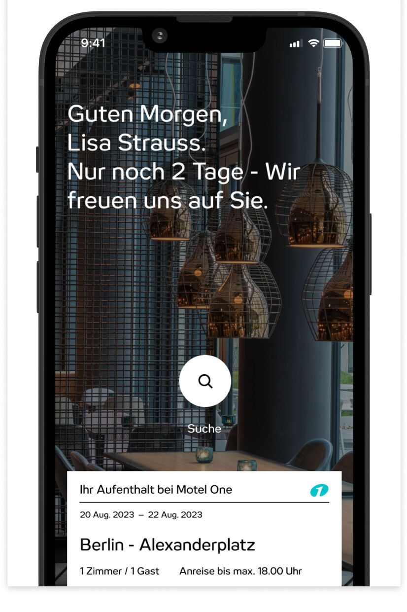 Text auf Bildschirm eines Smartphones informiert über Online-Check-in, der ab zwei Tagen vor Anreise möglich ist, um Zeit zu sparen. Begrüßung mit Namen und Hinweis auf bevorstehenden Aufenthalt im Hotel.