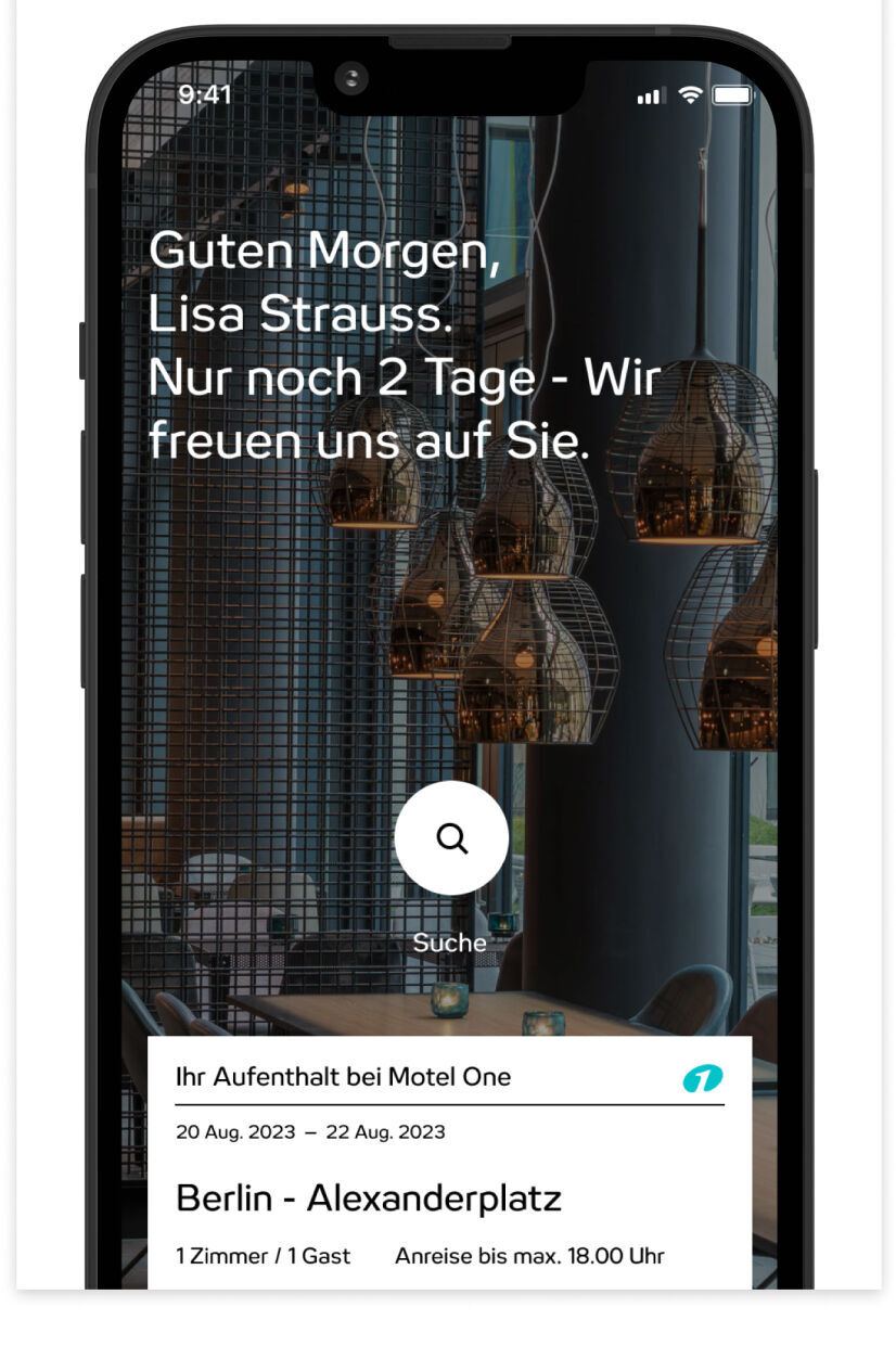 Text auf Bildschirm eines Smartphones informiert über Online-Check-in, der ab zwei Tagen vor Anreise möglich ist, um Zeit zu sparen. Begrüßung mit Namen und Hinweis auf bevorstehenden Aufenthalt im Hotel. Text auf Bildschirm eines Smartphones informiert über Online-Check-in, der ab zwei Tagen vor Anreise möglich ist, um Zeit zu sparen. Begrüßung mit Namen und Hinweis auf bevorstehenden Aufenthalt im Hotel.