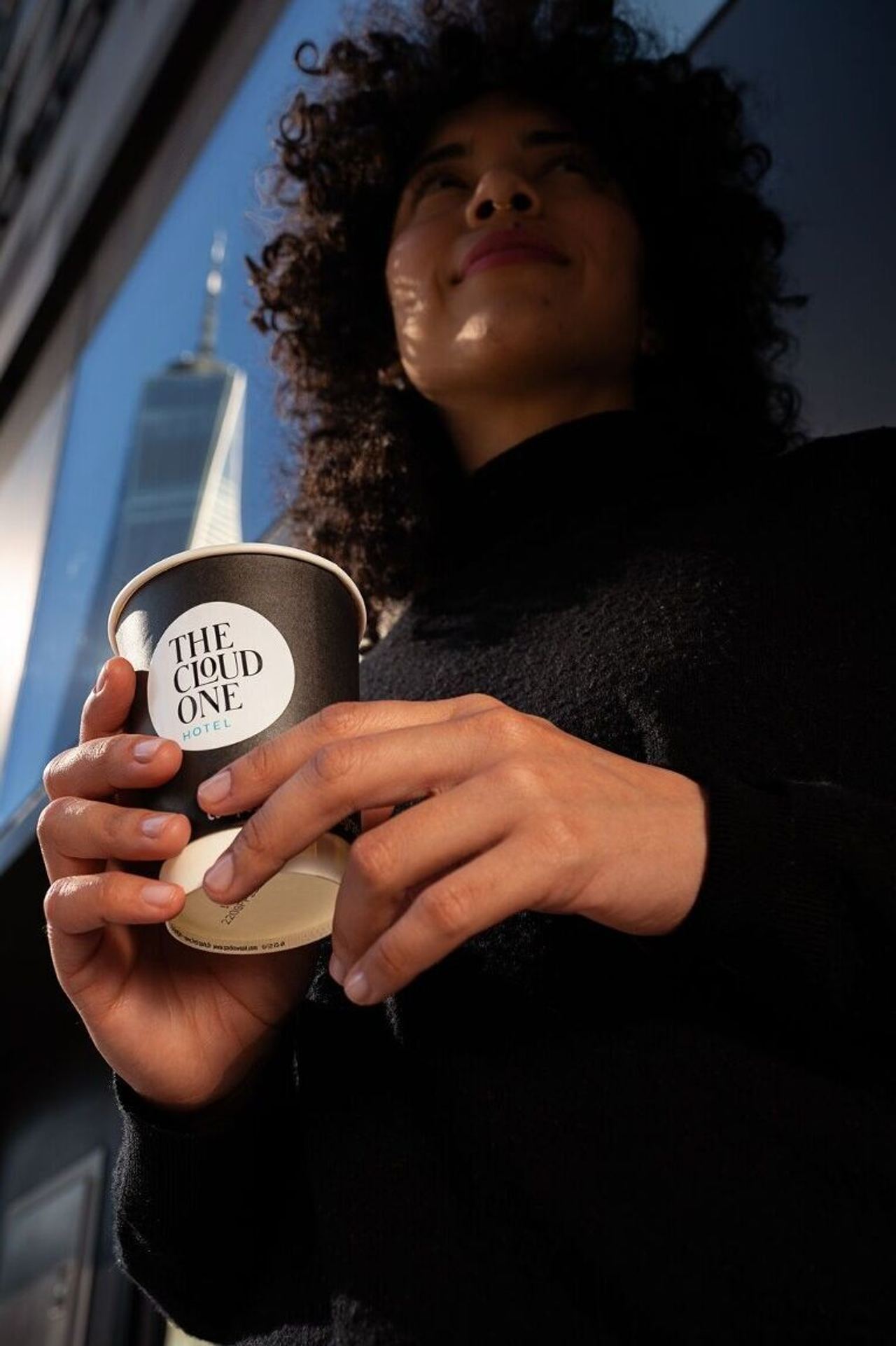 Designhotel New York Downtown The Cloud One Frau mit Deli-Kaffeebecher in den Händen