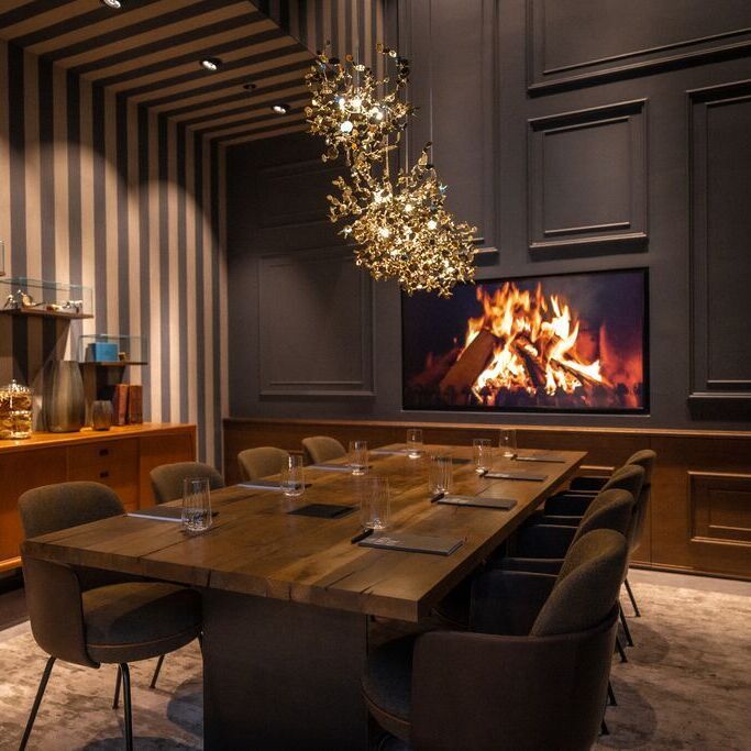 Designhotel Hamburg Kontorhaus The Cloud One Meetingraum mit großem Tisch und Fernseher