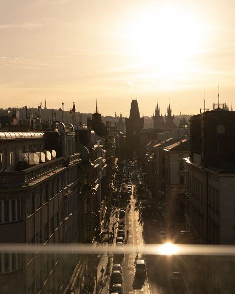 Hotel Prag The Cloud One Dachterrasse mit Sonne und Blick auf die Dächer der Stadt 