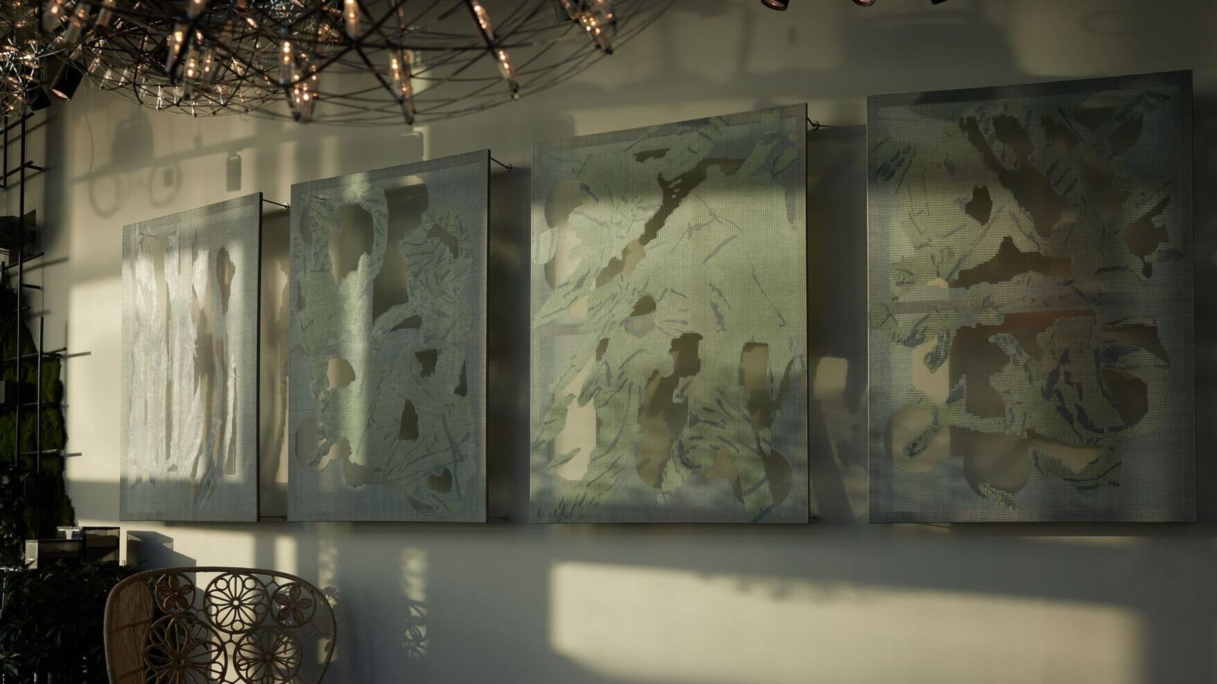 hotel Düsseldorf KöBogen The Cloud One bright lounge with four modern paintings on the wall