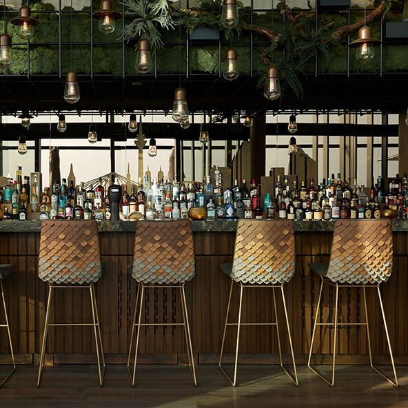 Hotel Düsseldorf KöBogen The Cloud One helle Bar mit sechs Barhockern sowie mehreren Spirituosen