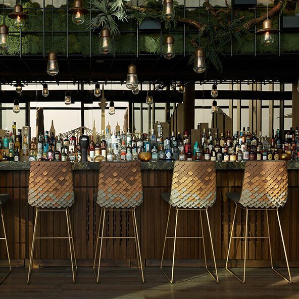 Hotel Düsseldorf KöBogen The Cloud One helle Bar mit sechs Barhockern sowie mehreren Spirituosen