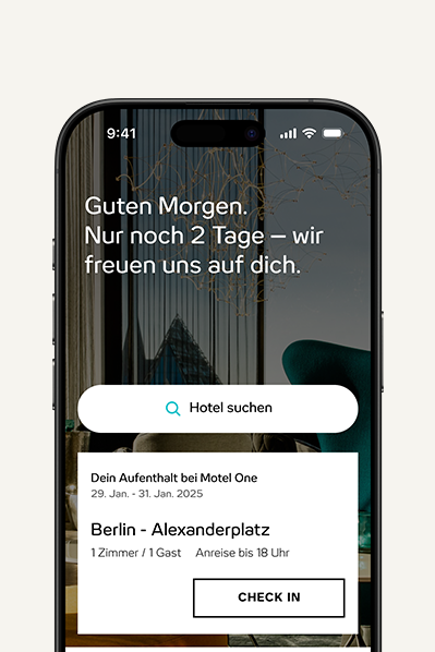 Smartphone-Bildschirm zeigt Hotelbuchungs-App mit Begrüßung, Suchfeld und Details zur bevorstehenden Buchung im Motel One am Alexanderplatz in Berlin. Smartphone-Bildschirm zeigt Hotelbuchungs-App mit Begrüßung, Suchfeld und Details zur bevorstehenden Buchung im Motel One am Alexanderplatz in Berlin.