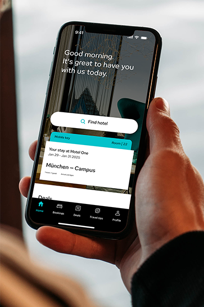 Hand hält Smartphone mit geöffneter Hotel-App, die Begrüßung, Buchungsdetails und Suchfunktion für Hotels anzeigt. Hand hält Smartphone mit geöffneter Hotel-App, die Begrüßung, Buchungsdetails und Suchfunktion für Hotels anzeigt.