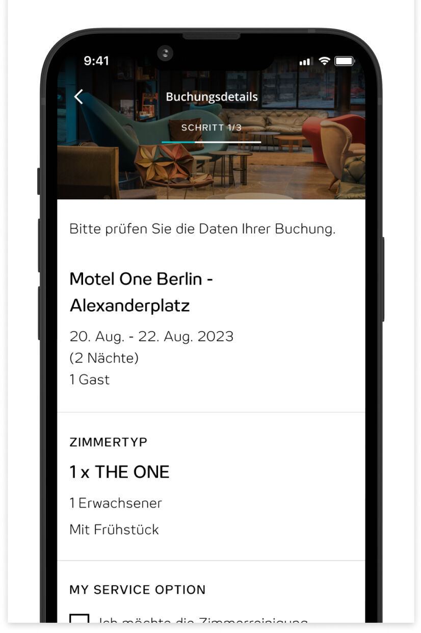 Smartphone zeigt Buchungsübersicht: Motel One Berlin, Alexanderplatz, 20.–22. August 2023, 1 Gast, 2 Nächte, Zimmertyp „THE ONE“ mit Frühstück. Nutzer soll Buchungsdetails überprüfen. Smartphone zeigt Buchungsübersicht: Motel One Berlin, Alexanderplatz, 20.–22. August 2023, 1 Gast, 2 Nächte, Zimmertyp „THE ONE“ mit Frühstück. Nutzer soll Buchungsdetails überprüfen.