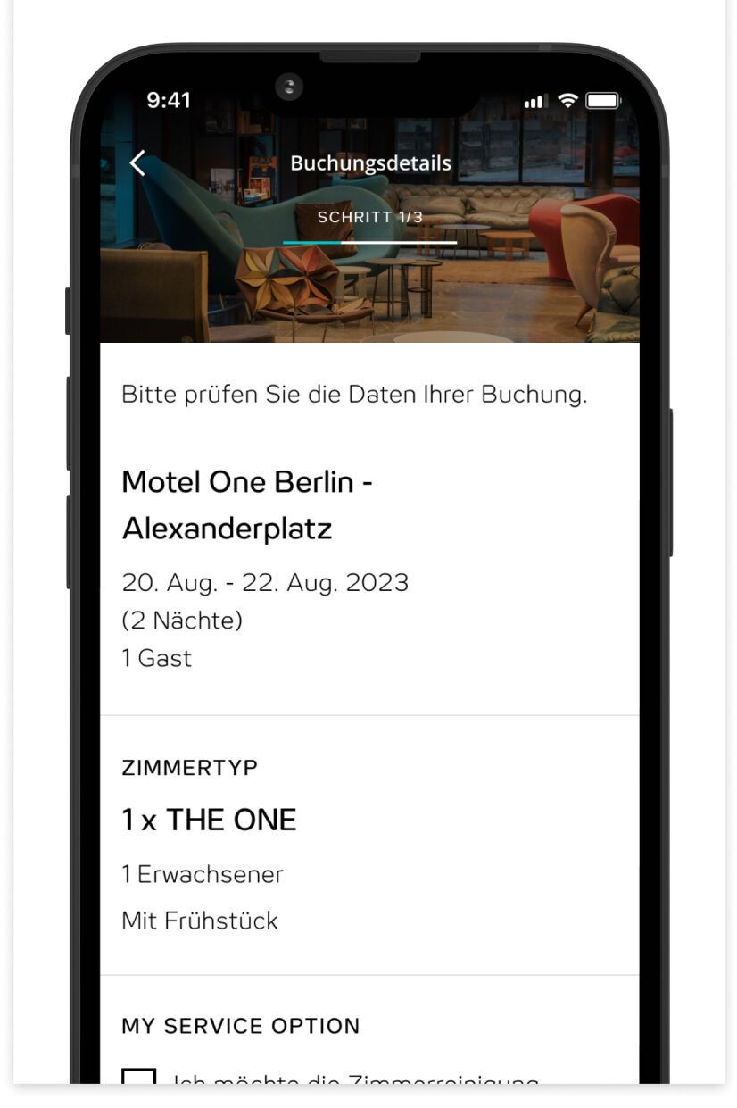 Smartphone zeigt Buchungsübersicht: Motel One Berlin, Alexanderplatz, 20.–22. August 2023, 1 Gast, 2 Nächte, Zimmertyp „THE ONE“ mit Frühstück. Nutzer soll Buchungsdetails überprüfen.