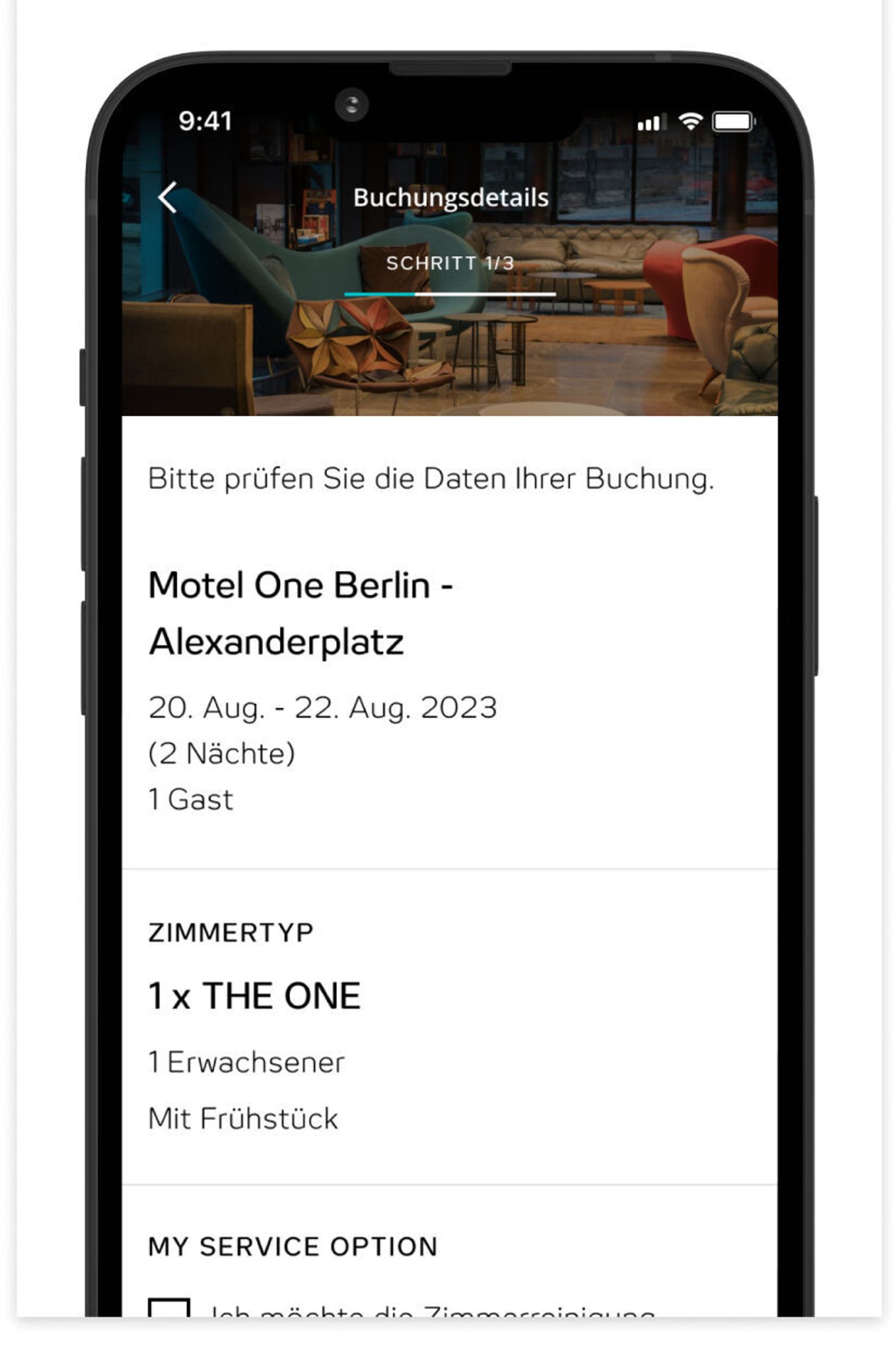Smartphone zeigt Buchungsübersicht: Motel One Berlin, Alexanderplatz, 20.–22. August 2023, 1 Gast, 2 Nächte, Zimmertyp „THE ONE“ mit Frühstück. Nutzer soll Buchungsdetails überprüfen.