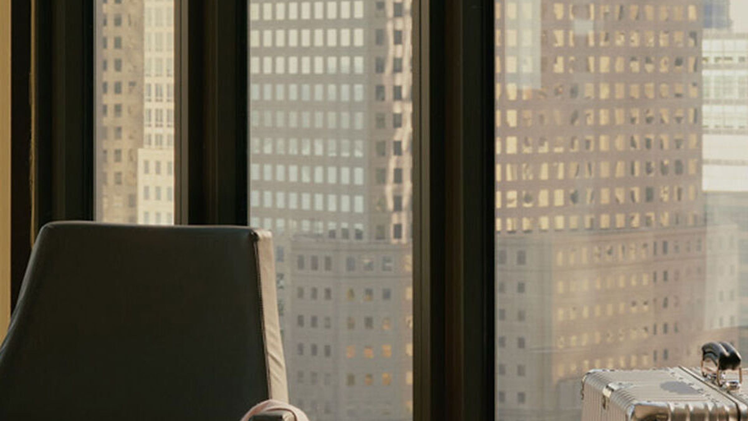 Modern eingerichteter Arbeitsplatz in Hotelzimmer mit Sitzgelegenheit, Schreibtisch und großem Fenster mit Stadtblick, ideal für Geschäftsreisende. Modern eingerichteter Arbeitsplatz in Hotelzimmer mit Sitzgelegenheit, Schreibtisch und großem Fenster mit Stadtblick, ideal für Geschäftsreisende.