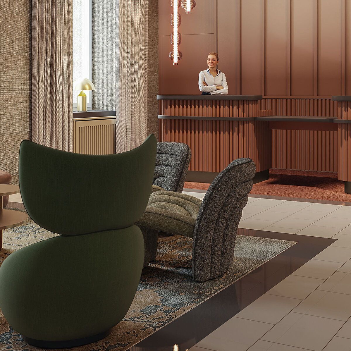 Moderne Hotellobby mit gemütlichen Sitzmöbeln, großen Fenstern mit Vorhängen und einem Empfangstresen, an dem eine freundliche Rezeptionistin steht. Warme Farben und dezente Beleuchtung schaffen eine einladende Atmosphäre.