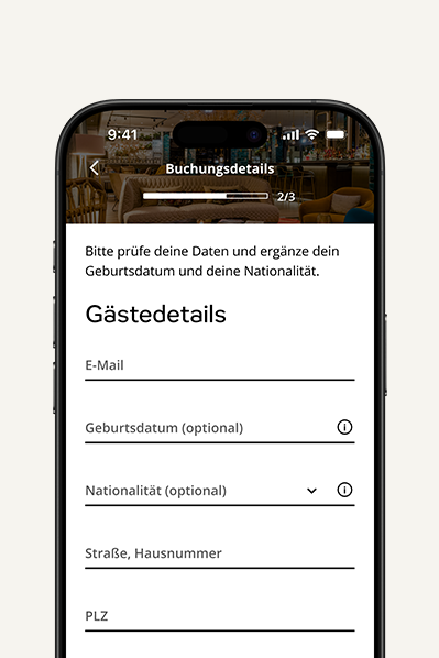 Anzeige eines Buchungsformulars auf einem Smartphone mit Feldern für E-Mail, Geburtsdatum, Nationalität, Adresse und Postleitzahl zur Eingabe von Gästedetails. Anzeige eines Buchungsformulars auf einem Smartphone mit Feldern für E-Mail, Geburtsdatum, Nationalität, Adresse und Postleitzahl zur Eingabe von Gästedetails.
