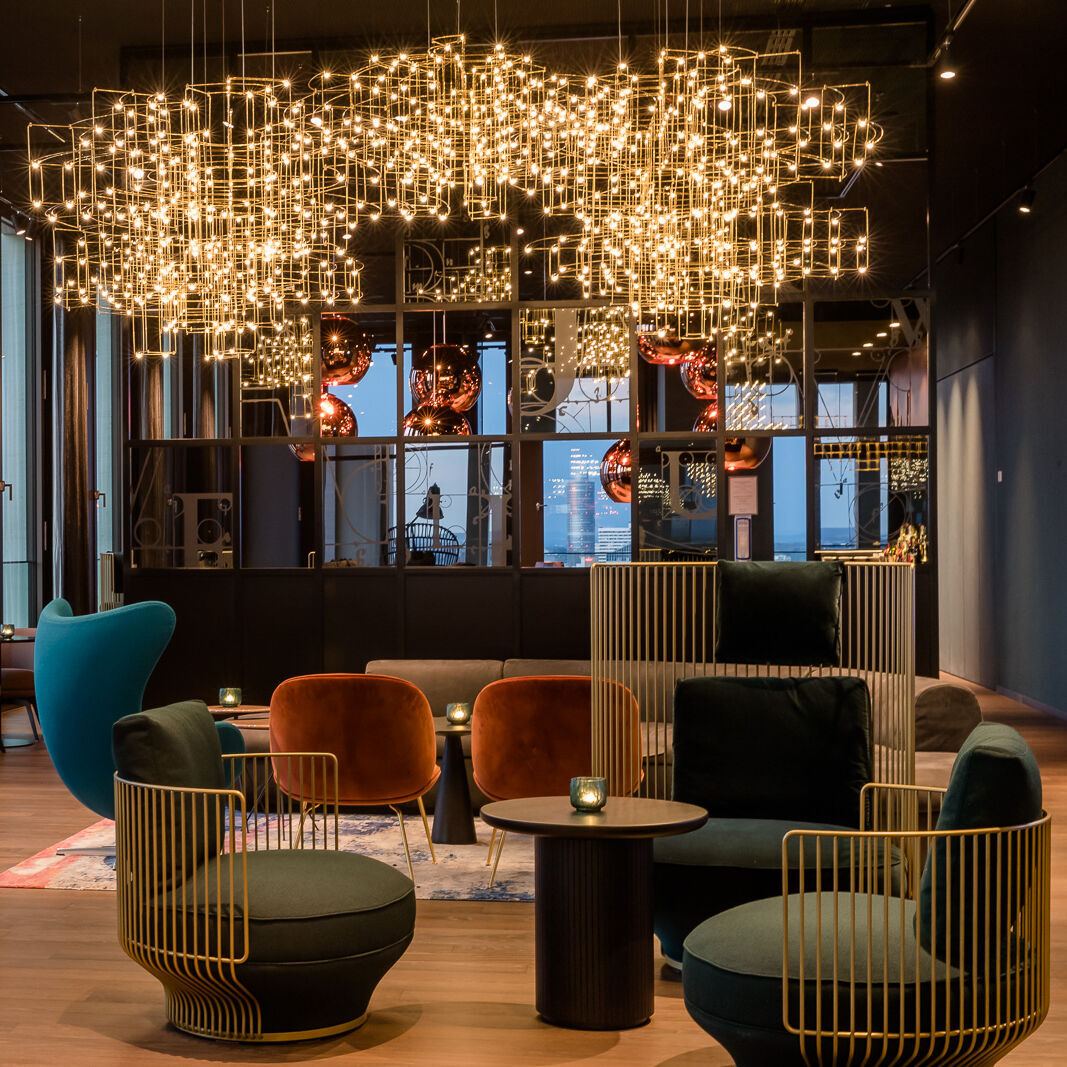 Design Hotel Nürnberg The Cloud One Lounge mit mehreren Sitzgelegenheiten