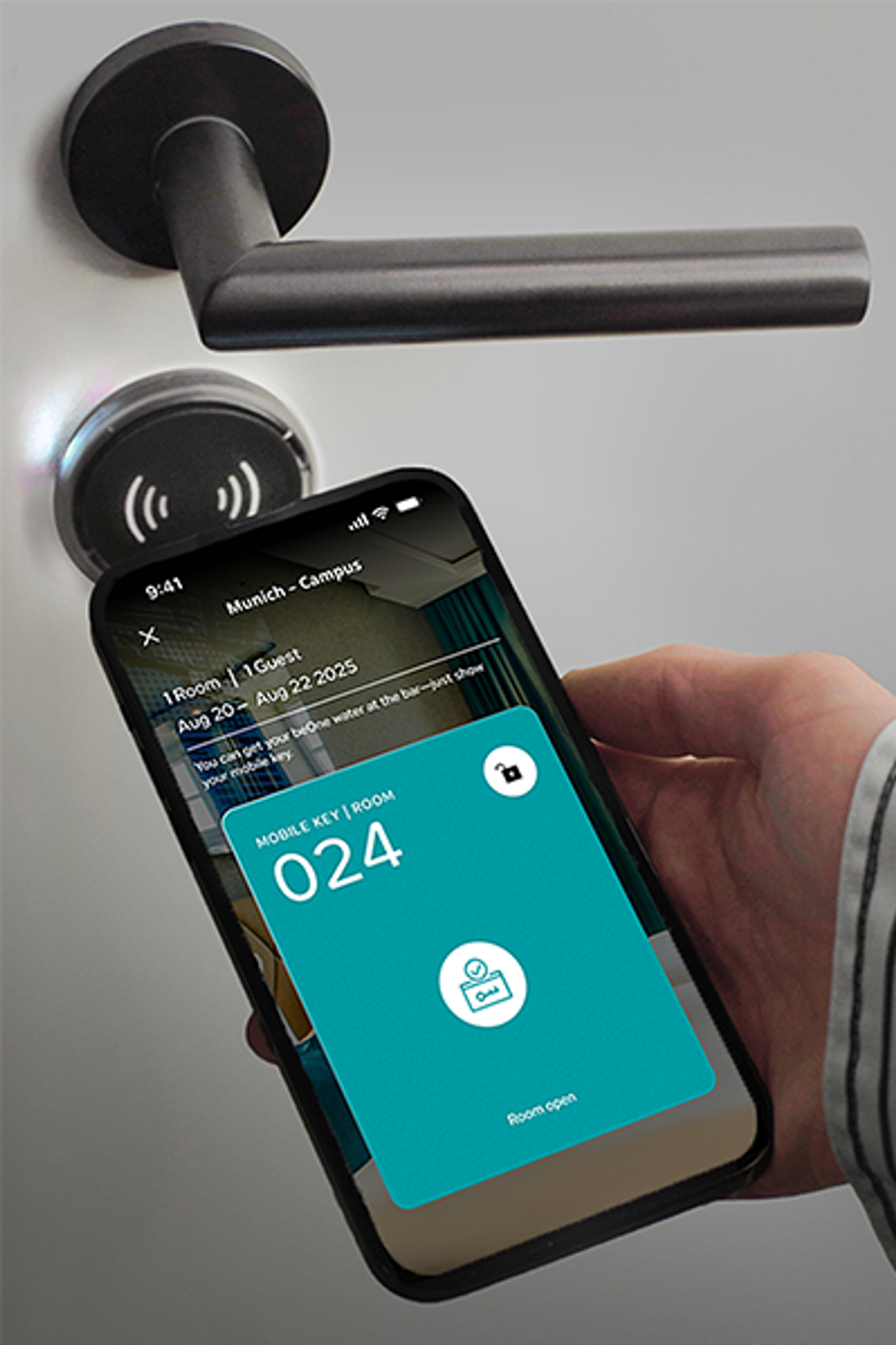 Person hält Smartphone mit digitalem Zimmerschlüssel vor elektronischen Türgriff, um Tür kontaktlos zu öffnen.