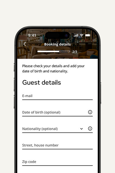Smartphonebildschirm zeigt Buchungsformular mit Eingabefeldern für E-Mail, Geburtsdatum, Nationalität, Adresse und Postleitzahl zur Eingabe von Gästedaten.