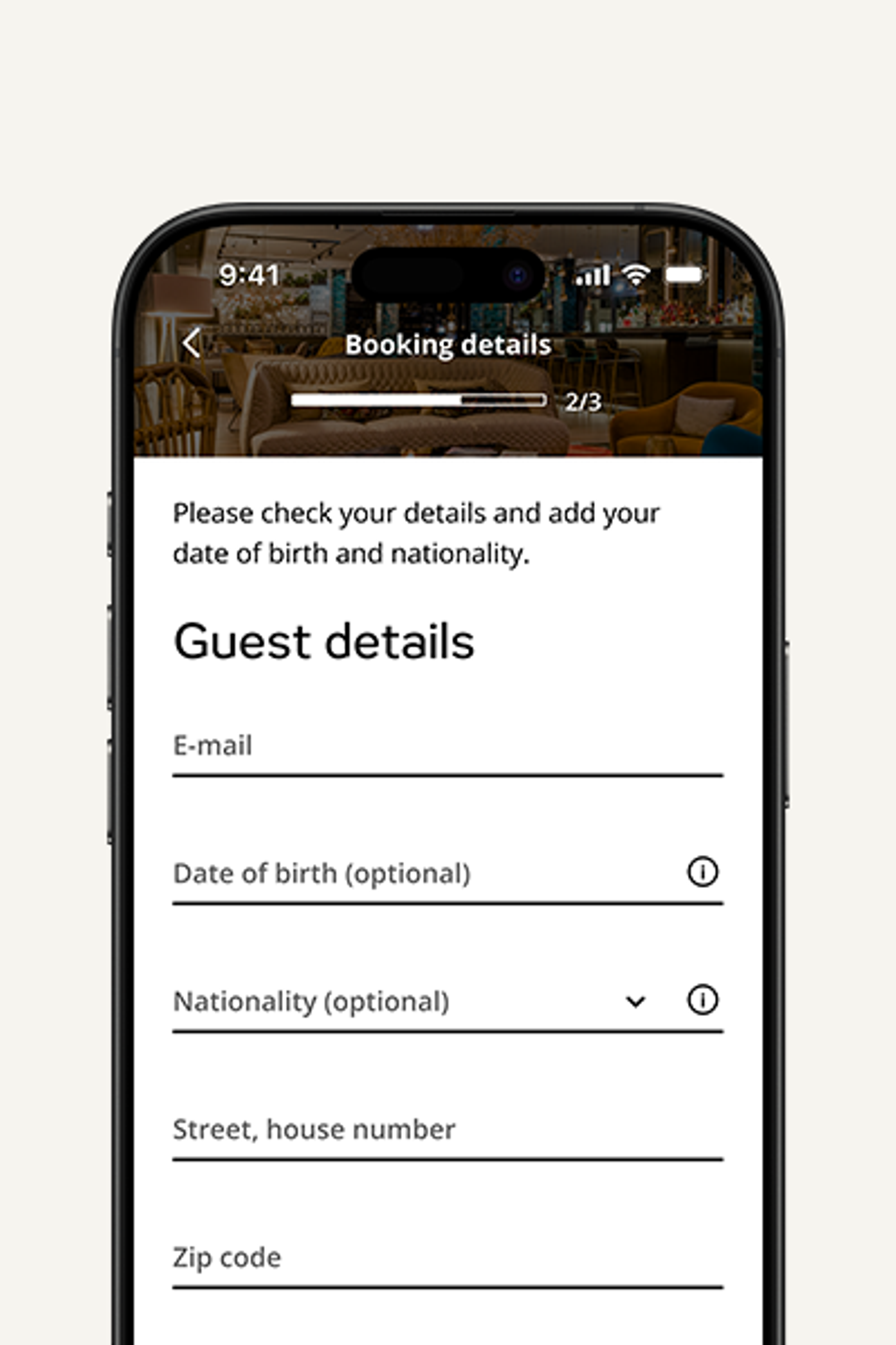 Smartphonebildschirm zeigt Buchungsformular mit Eingabefeldern für E-Mail, Geburtsdatum, Nationalität, Adresse und Postleitzahl zur Eingabe von Gästedaten.