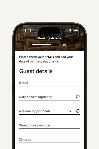 Smartphonebildschirm zeigt Buchungsformular mit Eingabefeldern für E-Mail, Geburtsdatum, Nationalität, Adresse und Postleitzahl zur Eingabe von Gästedaten. Smartphonebildschirm zeigt Buchungsformular mit Eingabefeldern für E-Mail, Geburtsdatum, Nationalität, Adresse und Postleitzahl zur Eingabe von Gästedaten.